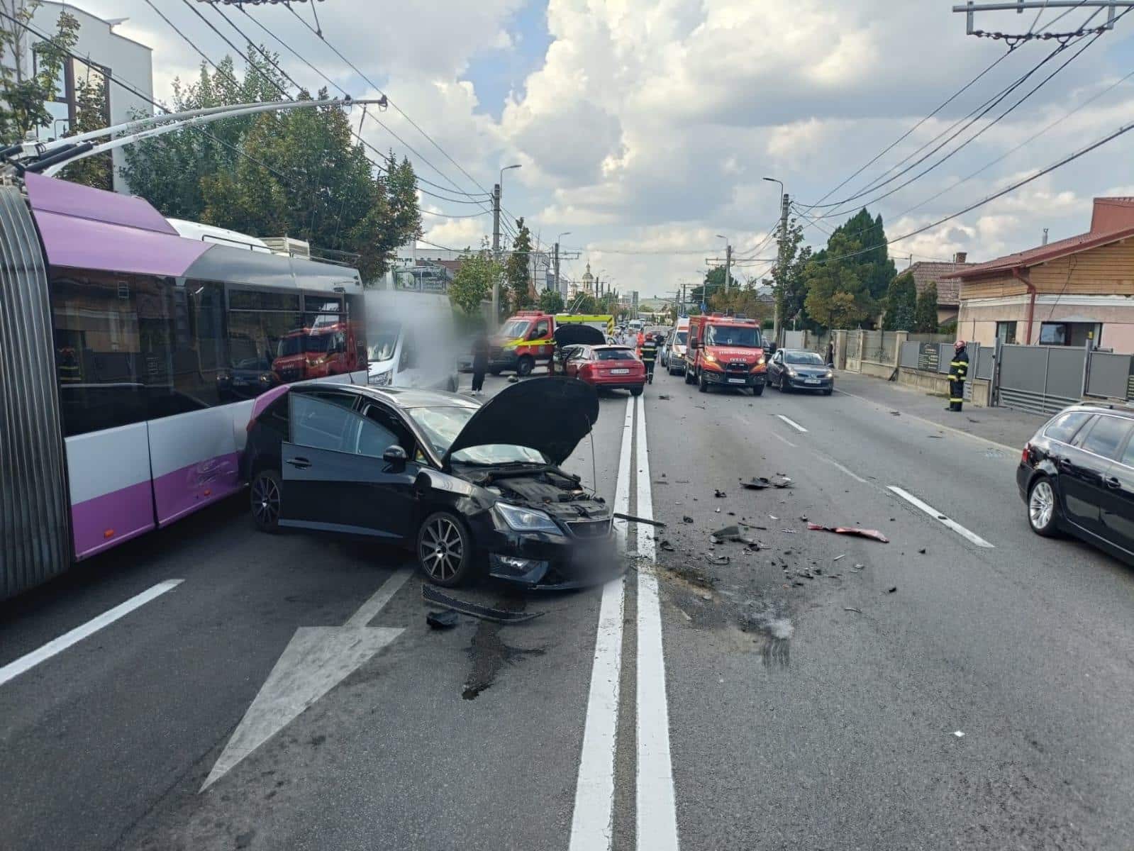 Accident lângă Aeroportul din Cluj-Napoca: Trei mașini și un troleibuz avariate, două persoane au fost transportate la spital 