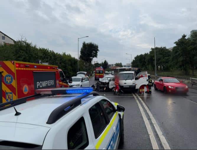 Accident pe Calea Turzii. Trei persoane rănite, din care două extrase de pompieri dintr-o mașină. Trafic blocat